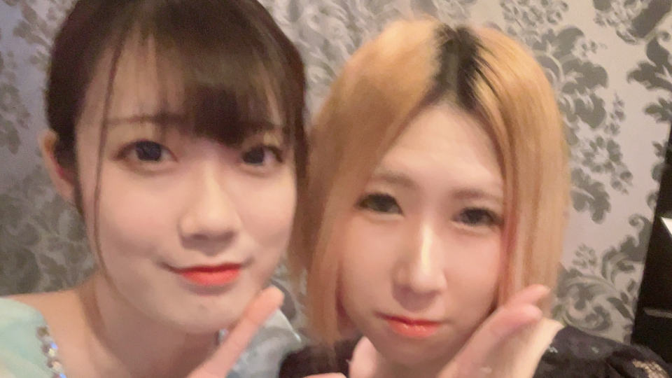 似てるのか、？リアル姉妹です😹