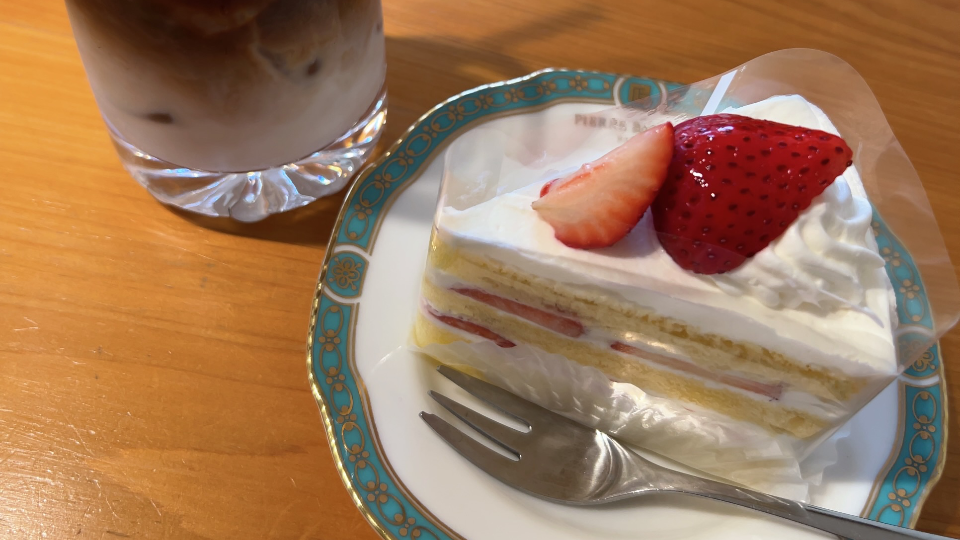 少し遠いカフェへ🍓甘いもの（チョコレート）は得意じゃないのにケーキは大好き💞