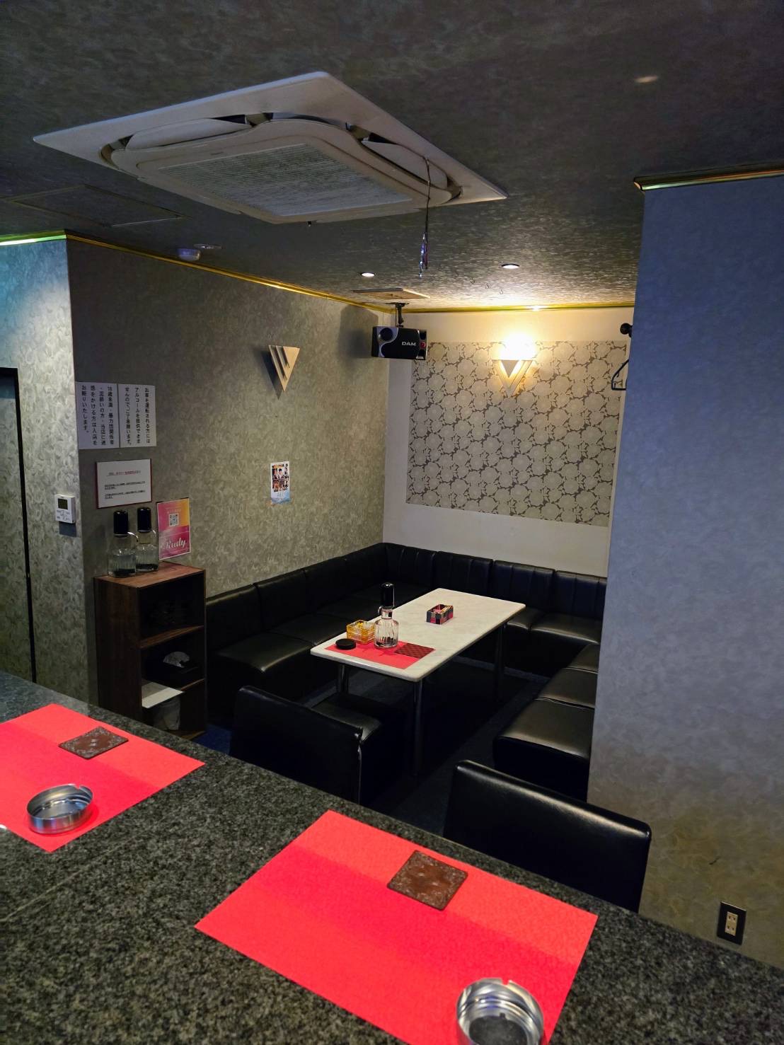 丸亀 スナック Rady店内3